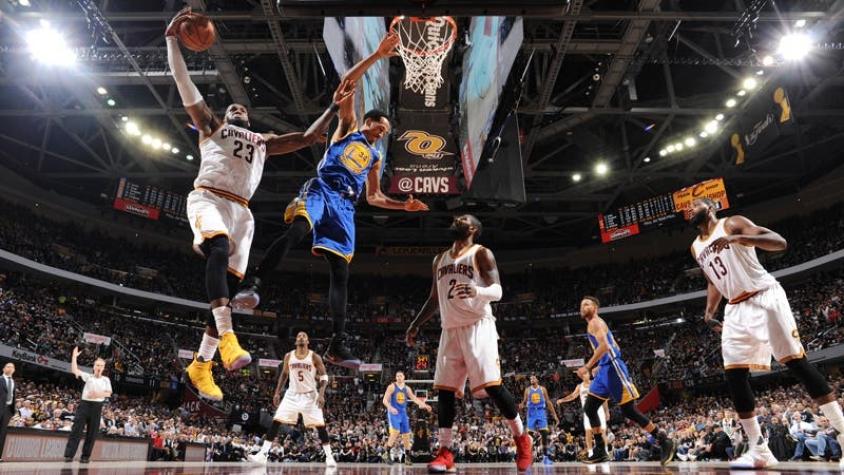 LeBron e Irving mantienen con vida a Cavaliers ante Warriors en finales de la NBA