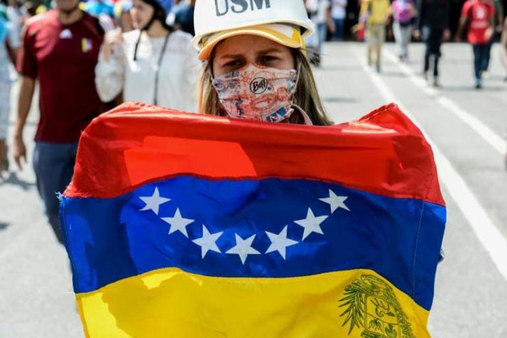 Estudiantes opositores marchan para exigir cese de "censura" en Venezuela