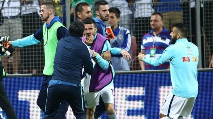 [VIDEO] Pelea entre compañeros de la Roma en duelo Bosnia-Grecia deja a jugador sin dientes