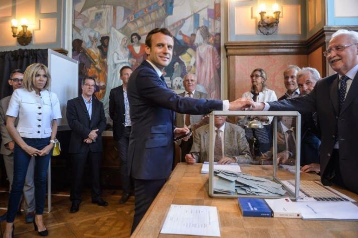Macron se encamina hacia mayoría absoluta en legislativas en Francia