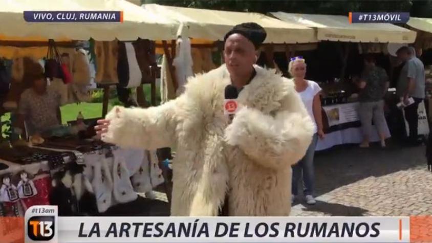 [VIDEO] Claudio Bustíos modela traje típico de Cluj esperando duelo de "La Roja"