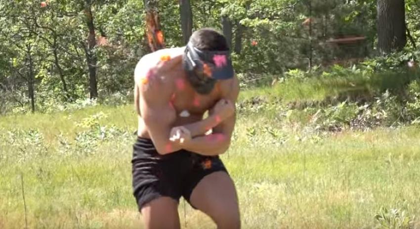 [VIDEO] Así quedó un joven fisicoculturista tras recibir 1.000 tiros de paintball