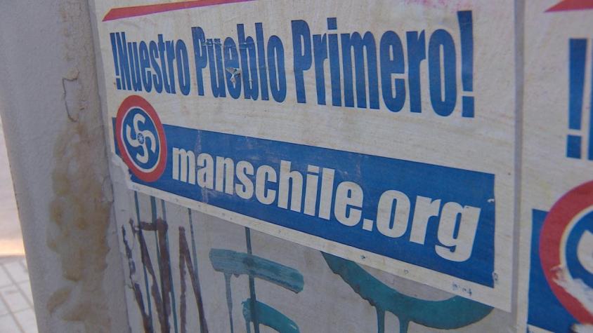 [VIDEO] Grupo nacional socialista pega carteles con mensajes anti-inmigración en Santiago
