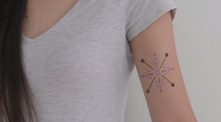 ¿Te harías uno? Desarrollan tatuajes que cambian de color para monitorear tu estado de salud