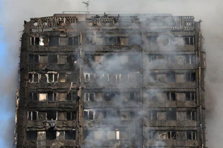 Al menos 12 muertos y numerosos desaparecidos por el incendio en Londres