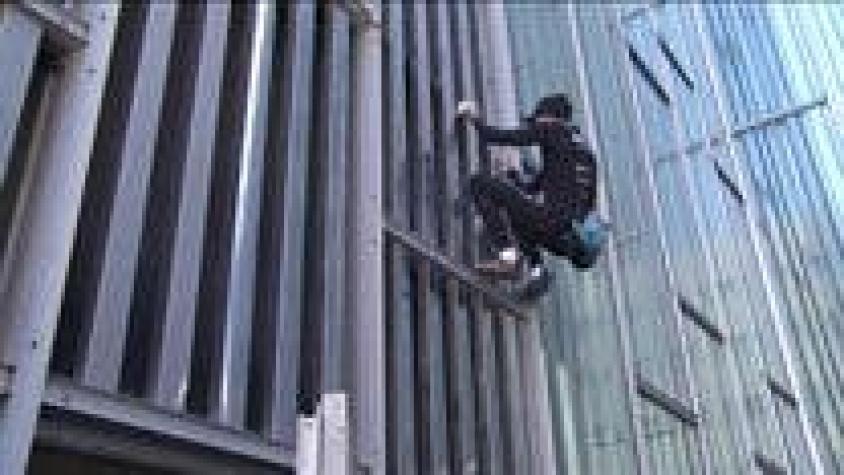 [VIDEO] El intrépido "Spiderman" francés que escaló uno de los edificios más altos de Barcelona