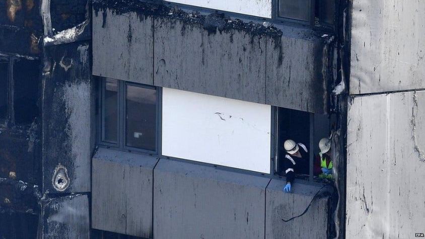 El bebé que lanzaron al vacío desde un noveno piso de la torre en llamas en Londres
