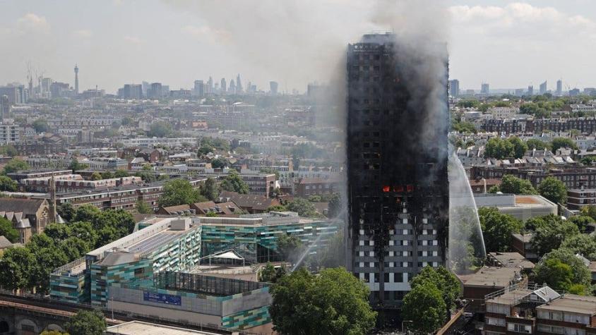 Qué pudo haber causado la rápida y fatal propagación del fuego en el incendio en edificio de Londres