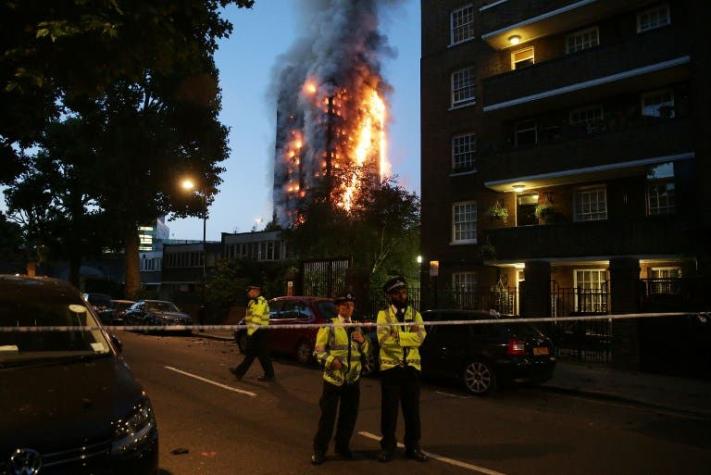 Medios británicos creen que víctimas de incendio podrían llegar a 100