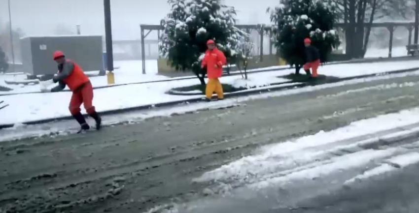 Obreros y carabineros protagonizan guerra de bolas de nieve en Aysén