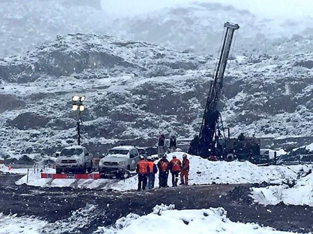 Se complica el rescate a mineros en Chile Chico: Sonda llega a nivel 55 y encuentra agua