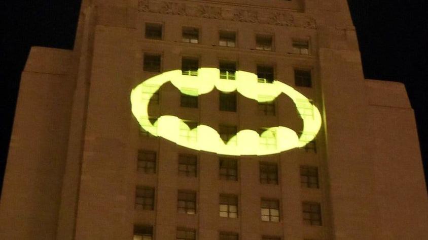 Los Ángeles enciente batiseñal en homenaje a Adam West, el hombre que hizo popular a Batman