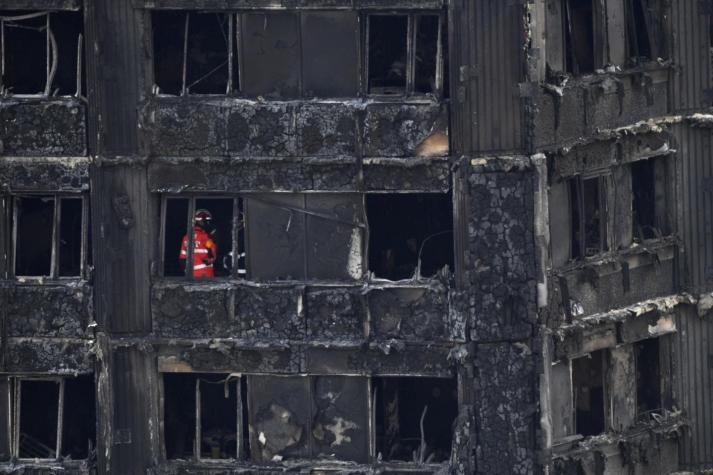 Aumentan a 30 los muertos del edificio incendiado en Londres