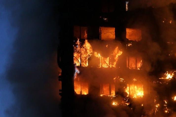 Edificio incendiado en Londres tenía el revestimiento “más barato e inflamable”