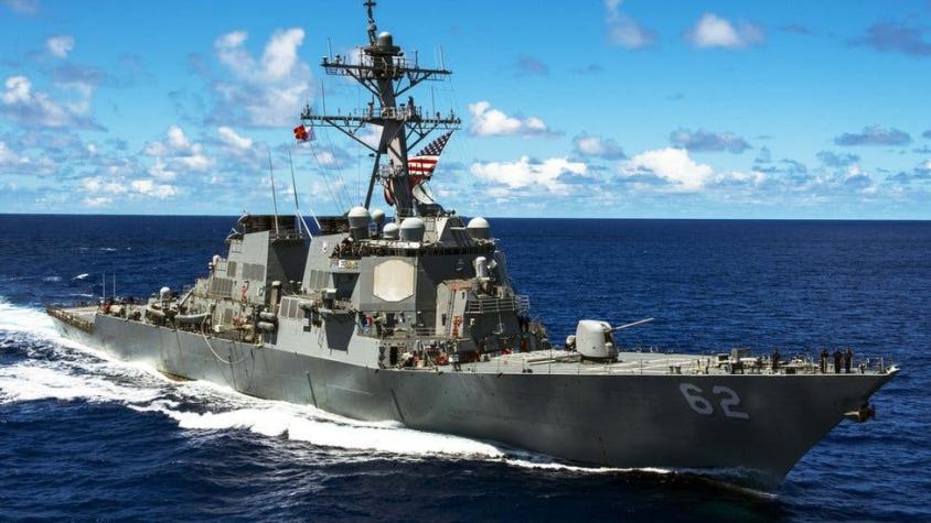 Un barco tipo destructor de la armada de Estados Unidos choca contra un mercante cerca de Japón