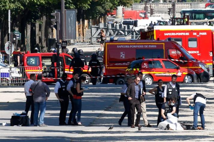 Vehículo embiste furgón policial en los Campos Elíseos de París en intento de atentado