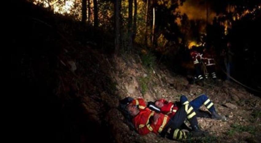 "Son héroes": Las fotos que rinden homenaje al extenuante trabajo de los bomberos en Portugal