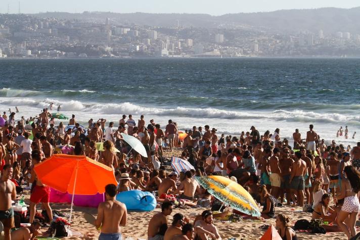"Veranistas": Estudio revela que un 42% de los chilenos prefiere la época estival