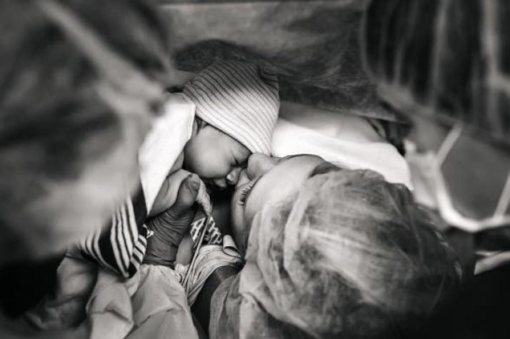 La sorpresa de una madre al dar a luz al primer hombre de su familia en 50 años