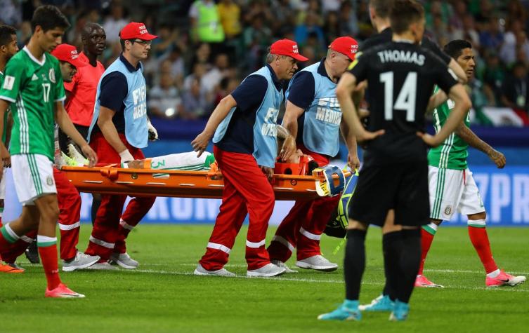 [VIDEO] La grave lesión sufrida por el mexicano Carlos Salcedo en el duelo ante Nueva Zelanda