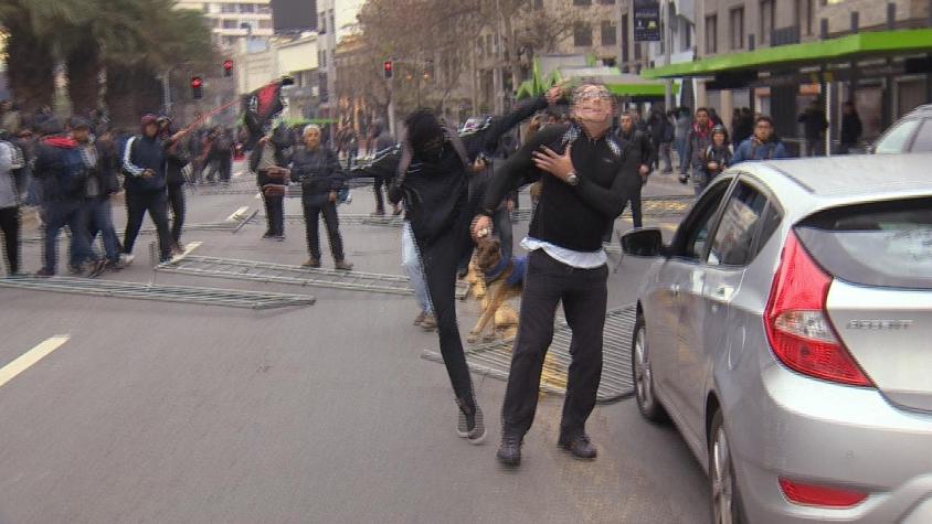 [VIDEO] Agreden a un hombre durante una marcha estudiantil