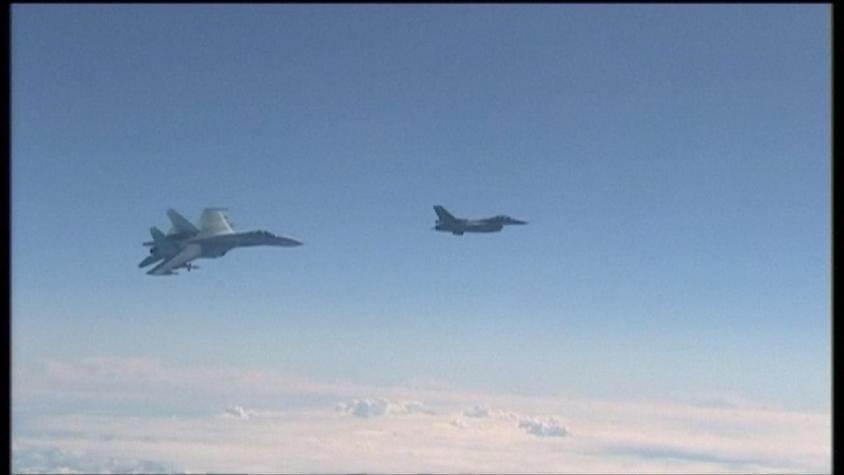 [VIDEO] Nave rusa muestra misiles a avión de OTAN
