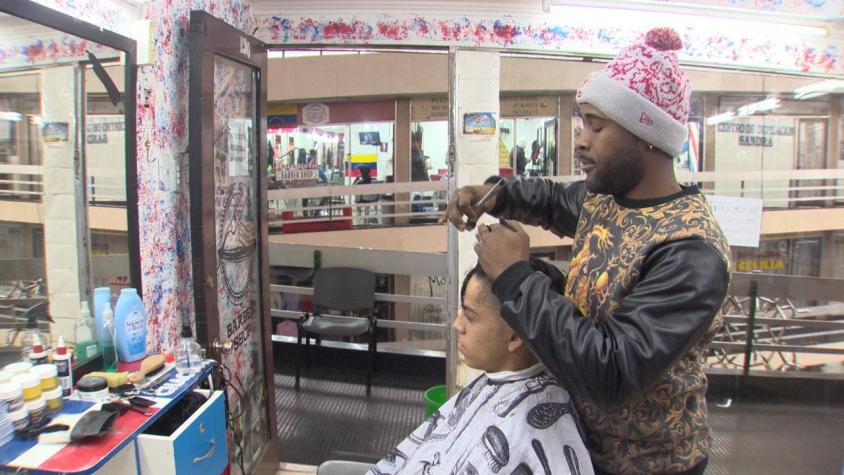 [VIDEO] La batalla de las peluquerías se toma Santiago ante la llegada de inmigrantes