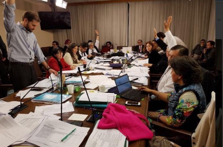 Comisión de Educación de la Cámara aprueba derogar el CAE en 2019 tras sesionar toda la noche