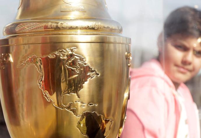 Bus Museo del Fútbol Chileno invita a conocer trofeos de "La Roja" en la previa del Chile-Australia