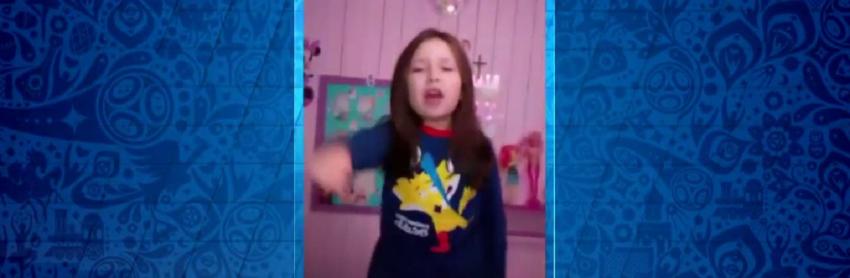 [VIDEO] La pequeña niña que vibra imitando el emotivo relato de Claudio Palma de Chile campeón