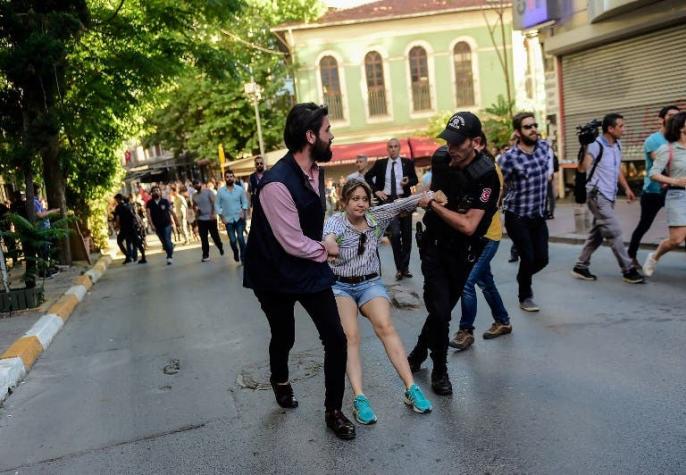 Policía turca usa balas de goma para dispersar marcha gay en Estambul