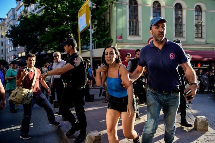 Una mujer agredida en Estambul por llevar pantalones cortos durante ramadán
