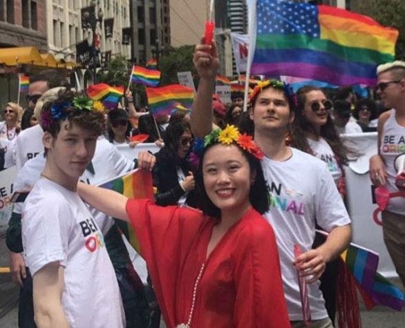 Equipo de "13 reasons why" se divirtió en el desfile del Orgullo Gay en Nueva York