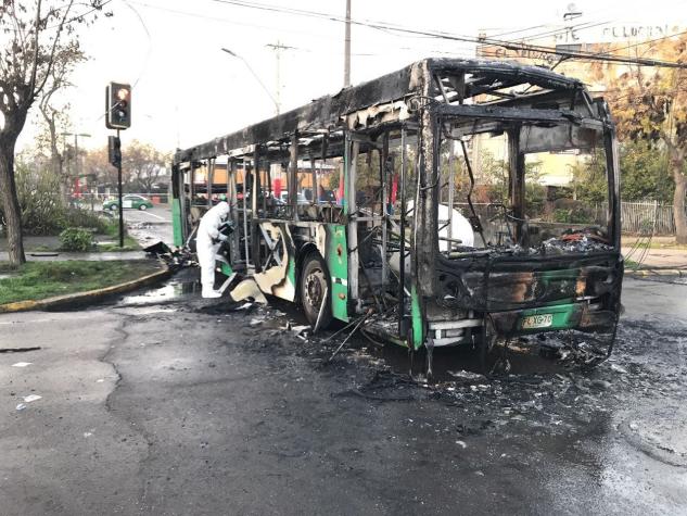 Carabineros investiga quema de bus del Transantiago en Villa Francia