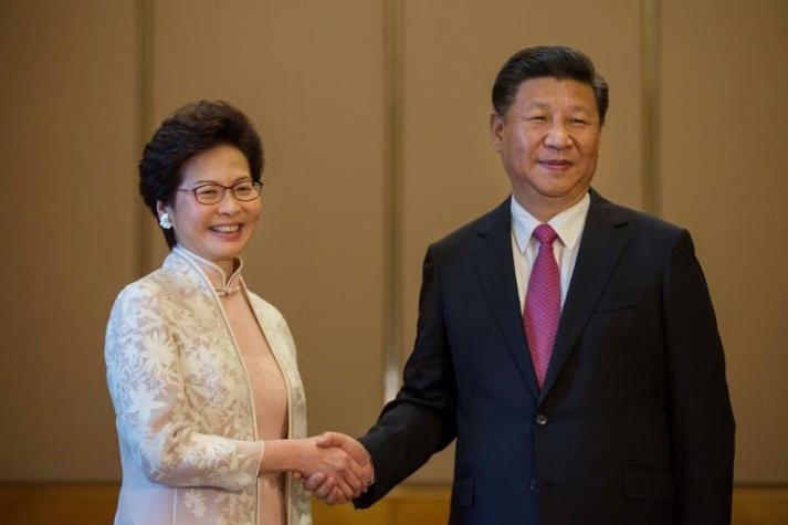 Nueva líder de Hong Kong asume en medio de manifestaciones y tensión con China