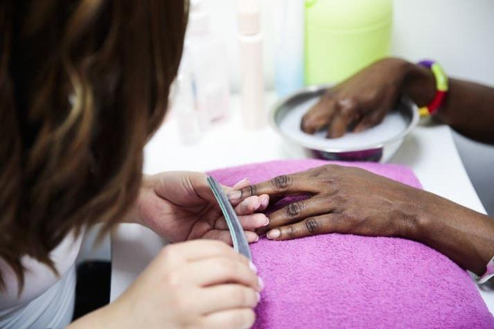 La curiosa tendencia de mujeres que se hacen la manicure junto a sus mascotas