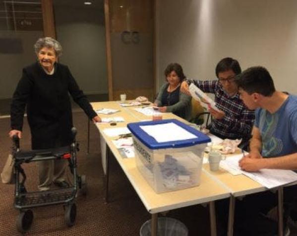 Voto en el exterior: Mujer de 99 años llega a votar en Estocolmo