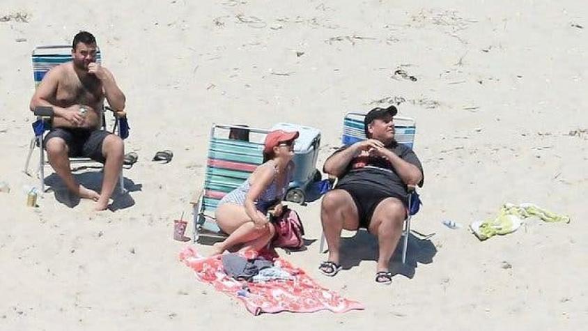 El gobernador de Estados Unidos que disfruta del sol en una playa que él mismo ordenó cerrar