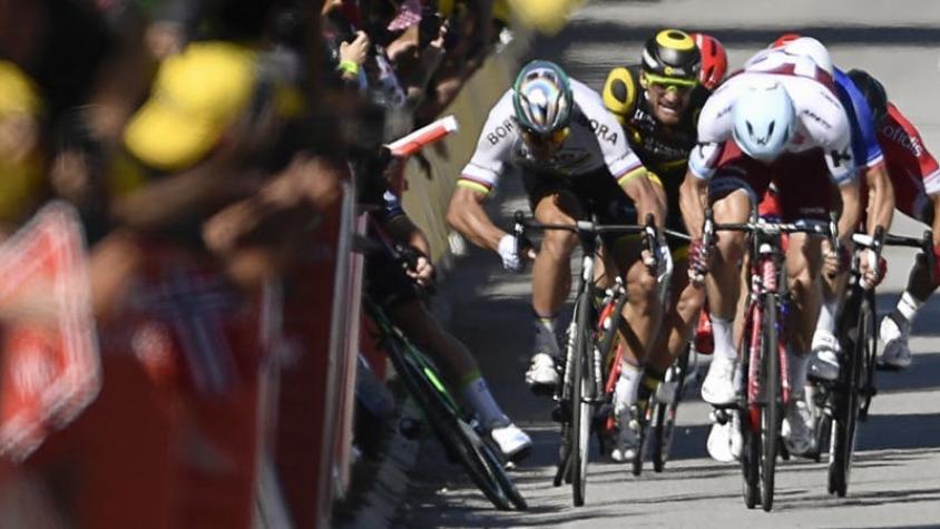 Campeón del mundo es expulsado del Tour de Francia tras dar codazo a otro ciclista