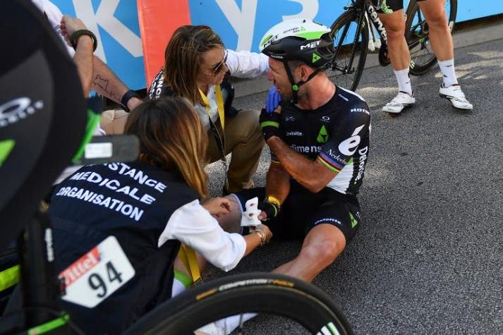 Ciclista abandona Tour de Francia tras su caída provocada por campeón del mundo