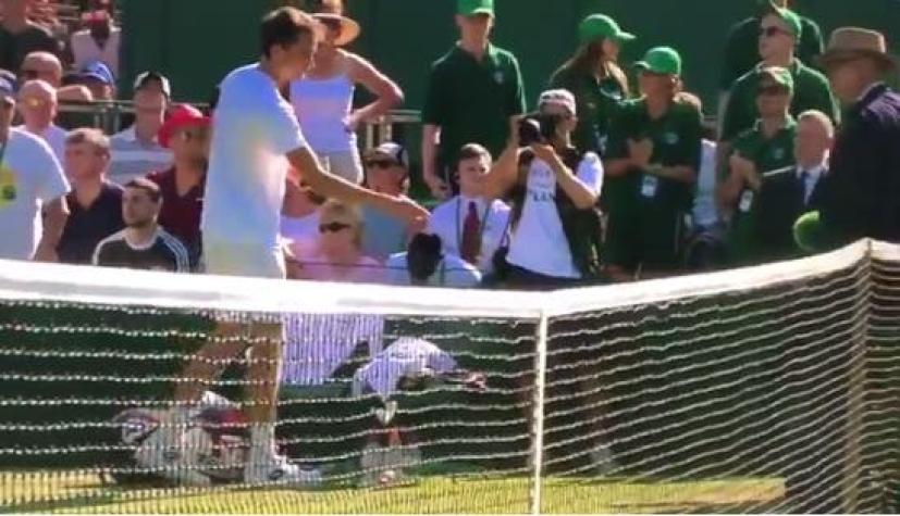 [VIDEO] Tenista ruso deberá pagar multa por lanzarle monedas a juez en Wimbledon
