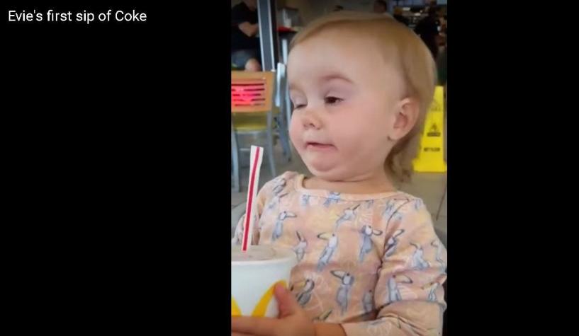 [VIDEO] Una bebé prueba por primera vez la bebida y su reacción se vuelve viral
