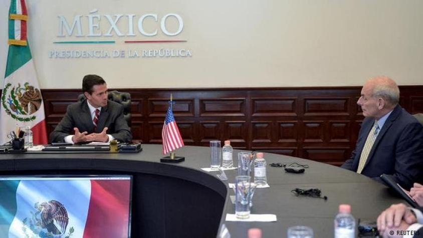 Secretario de Seguridad Nacional de Estados sobrevuela plantaciones de amapola en el sur de México