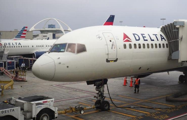 Azafata evitó que pasajero abriera la puerta de un avión en pleno vuelo con un "botellazo"
