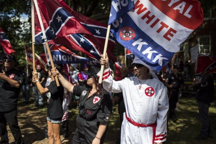 Miembros del "Ku Klux Klan" marcharon bajo abucheos en Estados Unidos