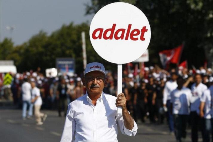 Decenas de miles de personas en "mitin por la justicia" de oposición turca