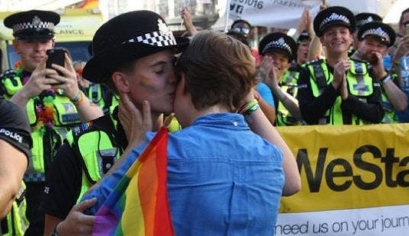 Novia le pide matrimonio a una policía en plena marcha del orgullo en Londres