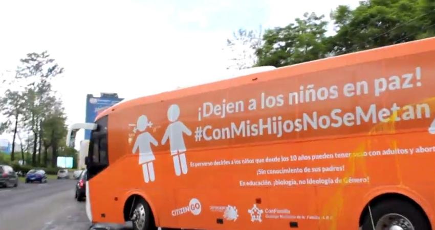 [VIDEO] Polémico "Bus de la libertad" llega a Chile