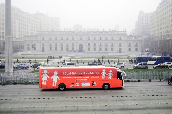 Manifestaciones marcan inicio del recorrido del "Bus de la libertad" por Santiago