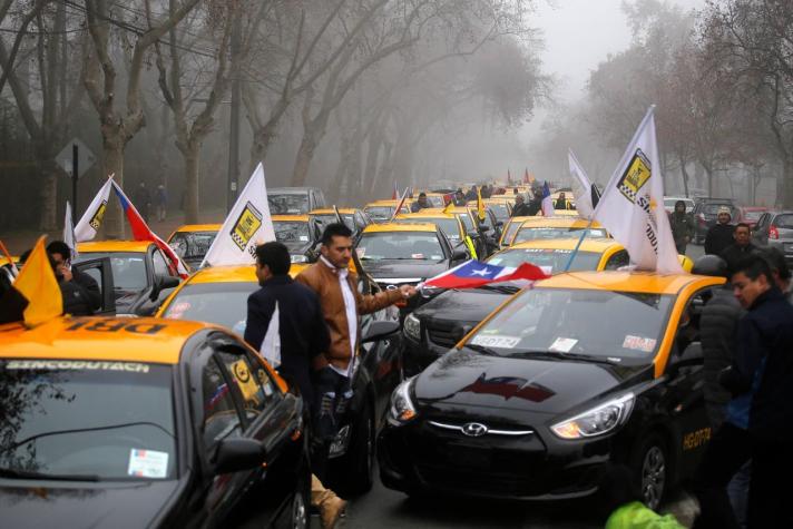 Protesta de taxistas bloquea la Alameda y genera incidentes con Carabineros